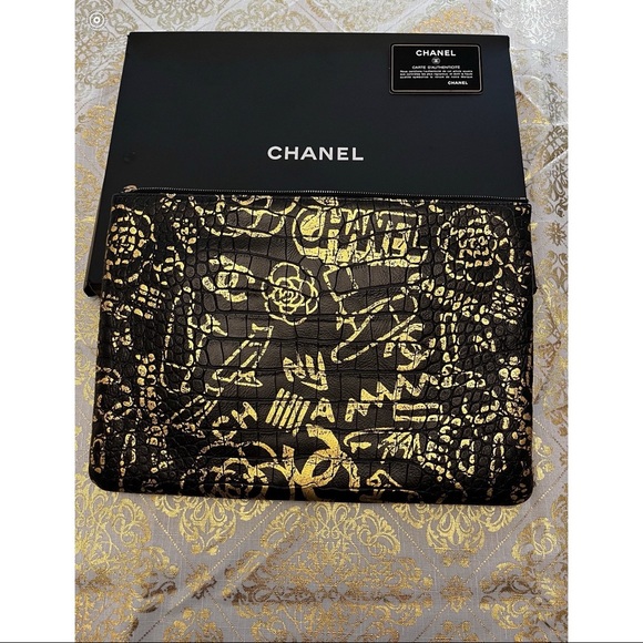 Authentic Chanel Graffiti Reissue O Case - Picture 2 of 6